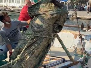 Balıkçıların ağına bu kez heykel takıldı