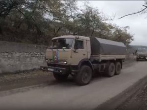 Rus Barış Gücü askerleri Dağlık Karabağ’da Azerbaycan’ın konvoyuna eşlik etti
