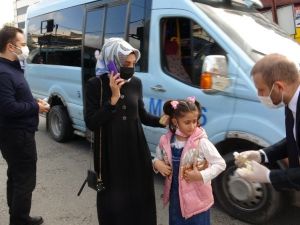 Minibüsçüler yolculara kolonya ve maske dağıttı