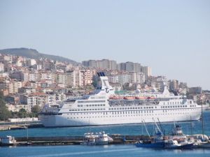 Mavi suların en lüksleri arasındaydı, şimdi söküm için rotasını Aliağa’ya çevirdi