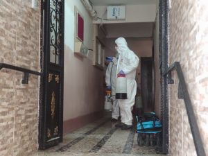 Fatih’te virüs vakalarının olduğu binalar dezenfekte ediliyor