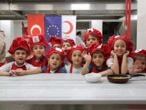 Kızılay’ın şefkat eli çocuklara uzanıyor