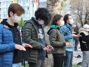 Binlerce Manisalı cuma namazı öncesi yağmur duasına çıktı
