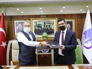 Yunusemre ve Hizmet-İş imzaladı işçiler sevindi