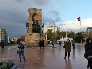 Kısa süreli yağmurun ardından çıkan gökkuşağı görenleri mest etti
