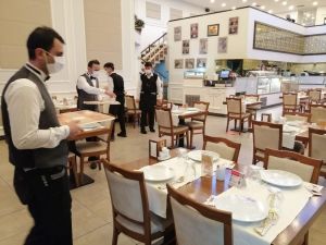 Tedbirler kapsamında restoranlar paket servis uygulamasına geçti