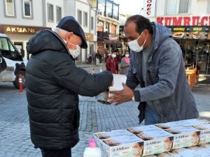 Çeşme Manisalılar Derneği farkındalık için maske dağıttı