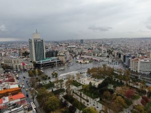 Sokağa çıkma kısıtlaması öncesi Taksim’de yoğunluk