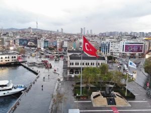 Sokak kısıtlaması sonrası sessizliğe bürünen Üsküdar ve Kadıköy Meydanı havadan görüntülendi