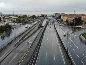 Kısıtlama sabahında yollar ve meydanlar boş kaldı