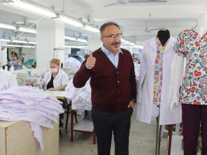 Pandemi ile savaşan sağlık ordusunu onlar giydiriyor
