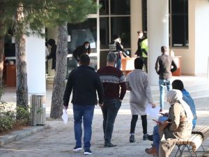 Sokağa çıkma kısıtlamasında KPSS sınav adayları okullara koştu