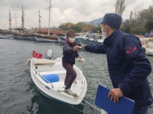 Sahil güvenlik Kuşadası Körfezi’ni havadan ve denizden denetliyor