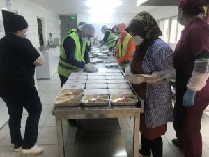 Avcılar’da karantinadaki ailelere günde iki öğün yemek hizmeti