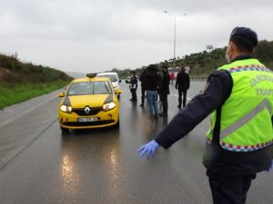 Araçlar durdurulup sürücüler korona virüs kurallarına karşı uyarıldı