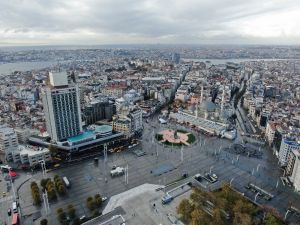 Kısıtlama sonrası Taksim’de yaşanan hareketlilik havadan görüntülendi