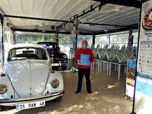 Masaları topladı, nostaljik arabalarıyla servise başladı