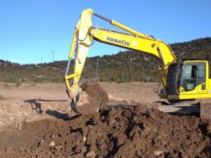 Tarımsal sulama göleti temizleniyor