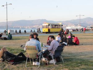Kafe ve restoranlar kapandı, vatandaş sahile koştu