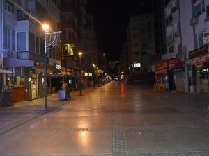 Kısıtlamanın ikinci gününde İzmir’de sokaklar boş kaldı