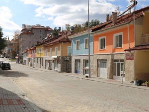 Çameli’de eski evler tadilattan geçirilerek farklı renklere boyandı