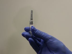 Çin aşısı için gönüllü olan öğretmen anne kız aşılandı