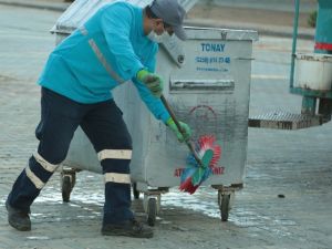 Çöp konteynerleri köpüklü suyla yıkanıyor