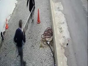 Bir şey bulamayınca merdiven çaldılar