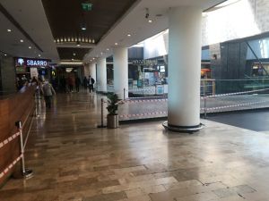 AVM’de yerde yemek yiyenler için tedbir alındı