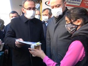 Bakan Kasapoğlu vatandaşlara kitap dağıttı