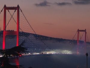 İstanbul Boğazı’nda sabah saatlerinde etkili olan sis kartpostallık görüntüler oluşturdu