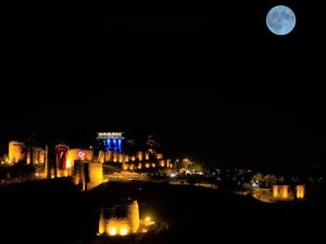 Gece ayrı, gündüz ayrı güzel