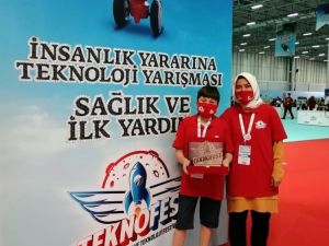 Ayşe Öğretmen, öğrencileri için gece gündüz koşturuyor