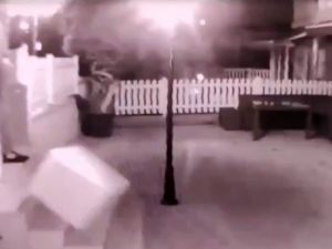 Kargocunun "kırılacak" yazan paketi merdivenlerden yuvarladığı anlar kamerada