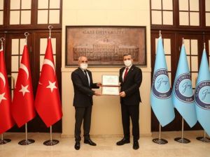 Yalçın Topçu: “Türk’ün bayrağı asla indirilemez”
