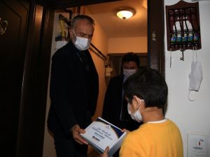 Tablet dağıtımı ekibinde başkan da var