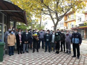 Emekli öğretmen Başkanına personelinden kutlama