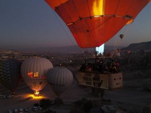 Kapadokya’da balonlar kadına yönelik şiddete dikkat çekmek için havalandı