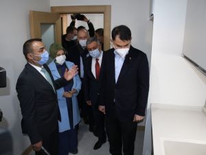 Bakan Kurum, tamamlanan deprem konutlarını inceledi