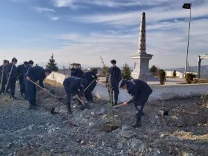 Askerler, Oyuktepe Şehitliği’nde fidan dikti