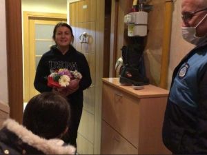 Sokağa çıkamayan minik Nisan Nur’un çiçeğini öğretmenine vermesine zabıta yardım etti