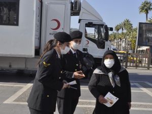 Marmaris’te Polis ve Jandarma kadına yönelik şiddete karşı broşür dağıttı