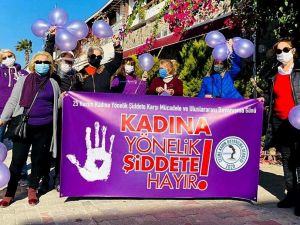 Çeşme’de mor balonlar gökyüzüne salındı