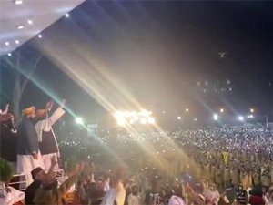 Pakistan’da Covid-19 kurallarını hiçe sayan muhalefet miting düzenledi