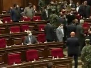 Ermenistan Meclisinde sert tartışma