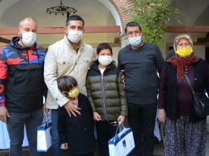 Başkan Günel uzaktan eğitim gören öğrencilere tablet dağıttı