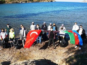 Tuğba Ekinci Bodrum’da çöp topladı