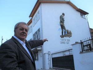 Kütahyalı gurbetçi 3 katlı evinin duvarına Atatürk silueti çizdirdi