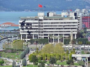 İzmir Büyükşehir Belediye binası için yıkım kararı