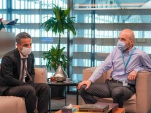 İGA CEO’su Kadri Samsunlu örnek taksiciyi makamında ağırladı